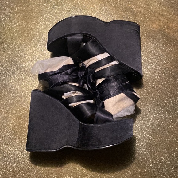 Black satin platform shoe with satin laces - Picture 5 of 6